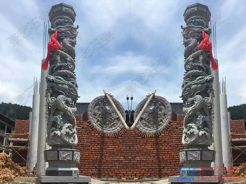 祠堂廣場(chǎng)石龍柱